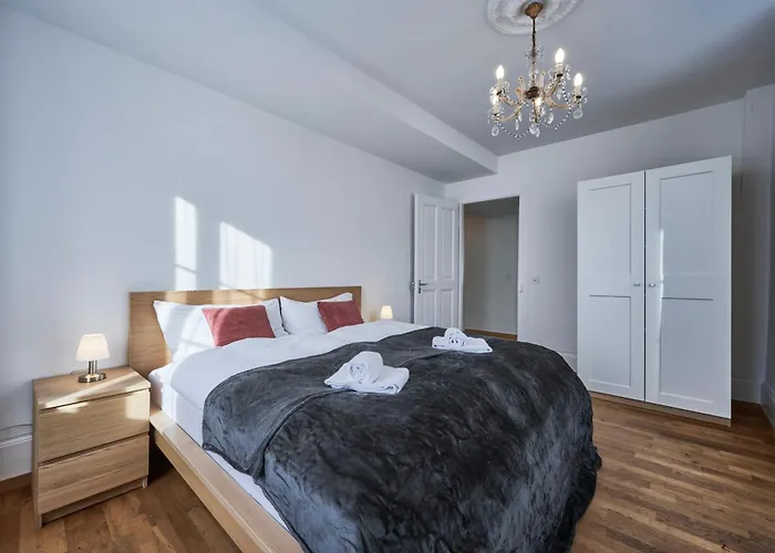 Apartment 5, Apartment, Central, Modern, Spacious *