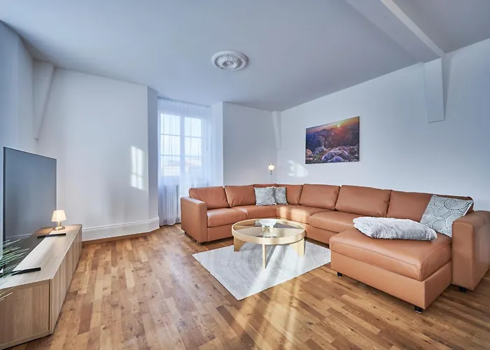 5, Apartment, Central, Modern, Spacious Apartment *