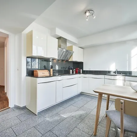 5, Apartment, Central, Modern, Spacious ברן